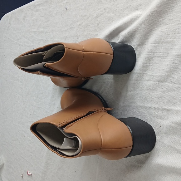 NWT White Mountain Fairchild Tan Ankle Boots Size 8.5 - Picture 2 of 4